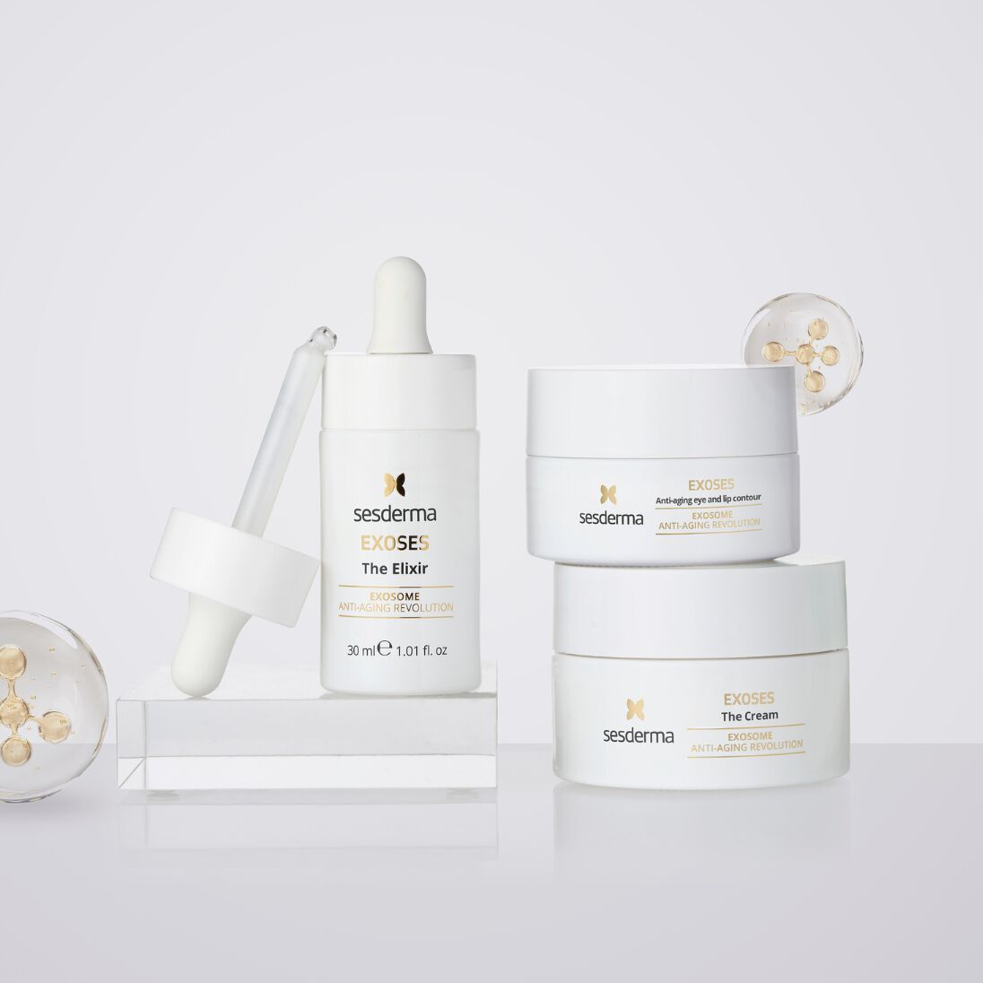 Imagen mujer con el tarro de crema facial c-vit en su mano